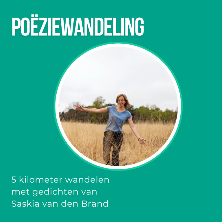 Beeld van dichteres Saskia in korenveld