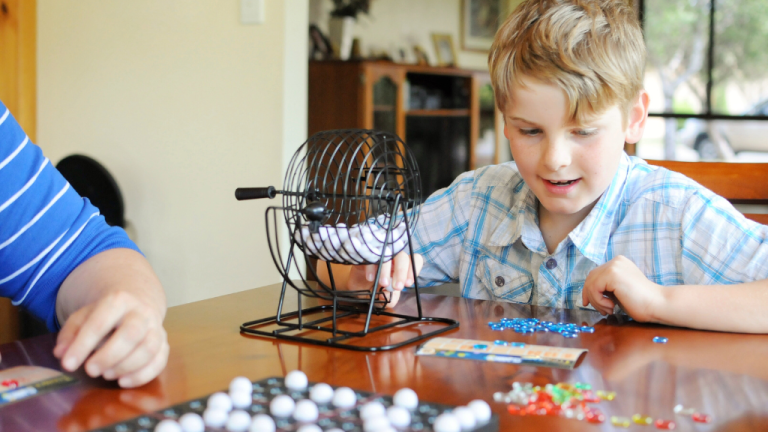 Kind speelt bingo