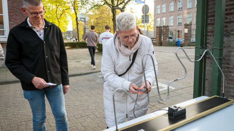 dame die een spel speelt tijdens beleefit