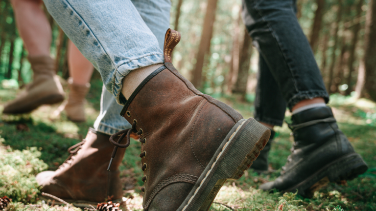 Close-up van wandelschoenen in een bos
