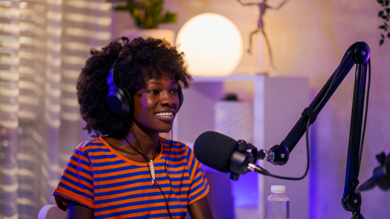 Dame bij podcastopname